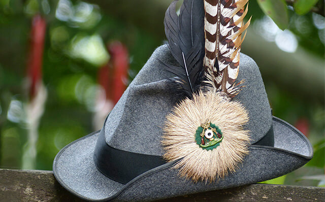 Das Bild zeigt einen mit Federn geschmückten Hut eines Schützenvereins.