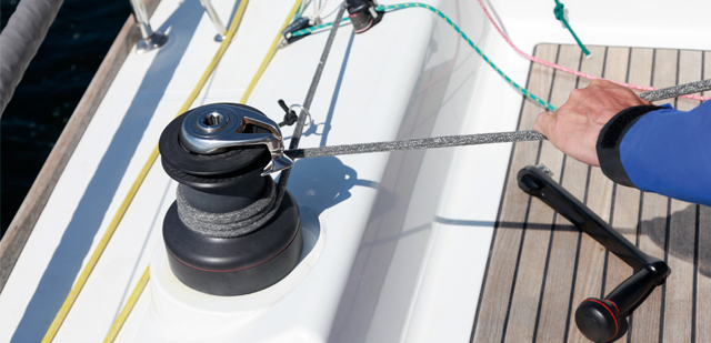 Wassersport-Haftpflichtversicherung: Nahaufnahme von einem Segel-Knoten.